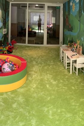 Deti sa hrajú a rodičia si dajú kávičku