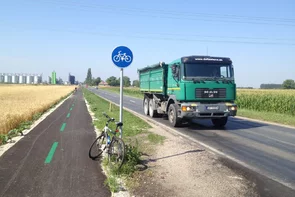 vede sem nová cyklostezka Veľký Meder - štěrkoviště - Okoč.