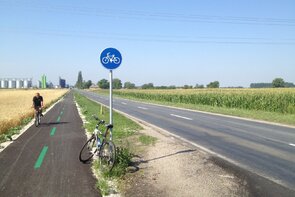 vede sem nová cyklostezka Veľký Meder - štěrkoviště - Okoč.